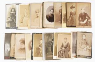 30 db vizitkártya különféle külföldi (brit, francia, osztrák) műtermekből