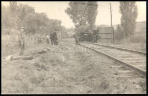 cca 1960 Tereprendezés a vasúti pálya mellett, jelzetlen fotó, 9×14 cm