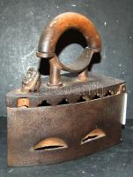 cca 1900 Szép állapotú öntöttvas szenes vasaló fáraófejes nyitó-gombbal / Vintage iron with pharaoh-figured opener 21x25 cm