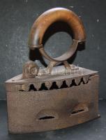 cca 1900 Szép állapotú öntöttvas szenes vasaló / Vintage iron 19x24 cm