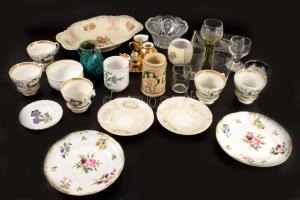 Banános doboznyi porcelán és üveg tétel, közte antik darabokkal