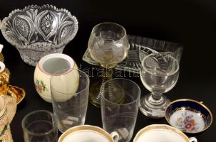 Banános doboznyi porcelán és üveg tétel, közte antik darabokkal