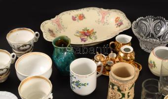 Banános doboznyi porcelán és üveg tétel, közte antik darabokkal