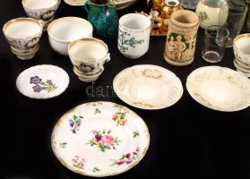 Banános doboznyi porcelán és üveg tétel, közte antik darabokkal
