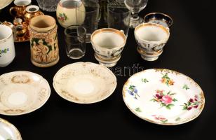 Banános doboznyi porcelán és üveg tétel, közte antik darabokkal