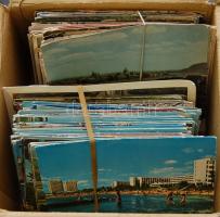 kb. 250 db modern, javarészt európai városképes lap