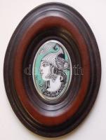 1979 Kézzel festett hollóházi porcelán kép Szász Endre szignált Arcok sorozatból, ovális bőr keretben 13,5cm