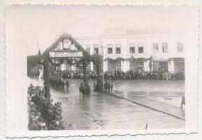 1940 Gyergyószentmiklós, Gheorgheni; bevonulás, "Soha többé el nem választhatnak" felirato...