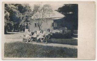 Kostyán, Kostany nad Turcom; nyaraló kertjében / villa garden. photo (tűnyom / pinmark)