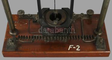Forgótekercses galvanométer ca 1920. Zománc skálával m: 32 cm