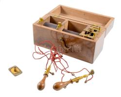 Antik, orvosi elektromos sokkoló készülék. Fa dobozban. Waldek &amp; Wagner. 23 cm