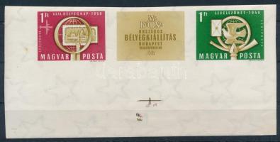 1958 Bélyegnap (31.) ívsarki vágott 3-as csík, az ívszélen nyomdai jelzésekkel (5.000) (rozsdapötty ...