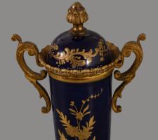 Olasz porcelán mini urnaváza. Porcelán, fém, kézzel festett, jelzett, hibátlan 16,5 cm