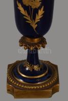 Olasz porcelán mini urnaváza. Porcelán, fém, kézzel festett, jelzett, hibátlan 16,5 cm
