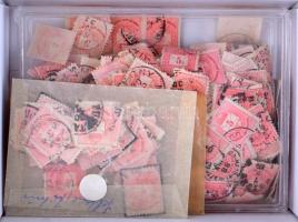 Néhány száz darab Színesszámú 5kr bélyeg kis dobozban