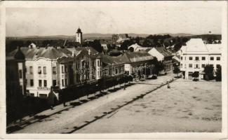 1938 Léva, Levice; látkép, Slavia bank, üzletek, gyógyszertár, várrom a háttérben / general view, ba...