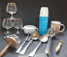 Vegyes konyhai tétel háború előtti kínai mintás fém teásdobozban, benne: bögrék, merőkanalak, poharak, stb.