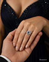 Platina gyűrű Pt 900 brill csiszolású természetes kék zafírral (0,5ct), körben beágyazott moissanito...