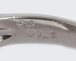 Platina gyűrű Pt 900 brill csiszolású természetes kék zafírral (0,5ct), körben beágyazott moissanito...
