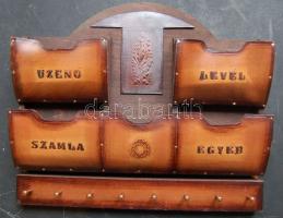 Dekoratív bőr előszobafal kulcstartóval és 5 zsebbel Broszmann iparművész alkotása 40x34 cm