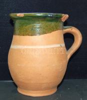 Régi idők kis kerámia tejes kancsója, megcsorbult szájperemmel, 14cm-es magassággal