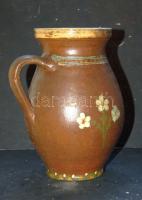 Falusi agyag füles vizeskancsó, kézzel festett virág díszítéssel, 20cm-es magassággal és jó állapotban