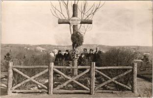 1931 Eger, Gárdonyi Géza sírja a várban, kirándulók. photo (lyukak / pinholes)
