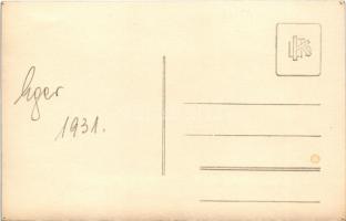 1931 Eger, Gárdonyi Géza sírja a várban, kirándulók. photo (lyukak / pinholes)