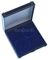 Kisalakú, részben bársonyborítású érmetartó dísztok, 2db férőhellyel (42mm), újszerű állapotban