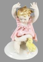 Ens kislány, csirkével. Mázas porcelán, kézzel festett, jelzett, apró pattogzással a ruhán 14 cm