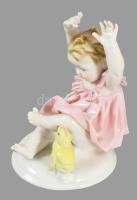 Ens kislány, csirkével. Mázas porcelán, kézzel festett, jelzett, apró pattogzással a ruhán 14 cm