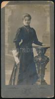 cca 1900-1910 Elegáns hölgy portréja, kabinetfotó Mai Manó cs. és kir. udvari fényképész budapesti m...