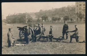 cca 1920-1930 Tüzérségi kiképzés, katonák 1905/08 M 8 cm-es ágyúval, fotólap Schäffer Ármin udvari f...