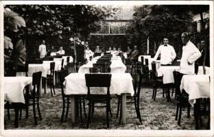 1939 Karcag, Kőváry Sándor éttermei a Rózsabokorhoz, étterem kertje vendégekkel és pincérekkel. phot...