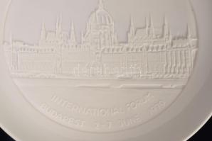 Herendi International Forum Budapest 1979 litofán dísztányér, hibátlan, dobozában, d: 19 cm
