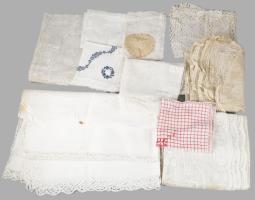 Közepes doboznyi sokdarabos régi terítő, hímzés, textil tétel, közte gyűjtői antik darabokkal
