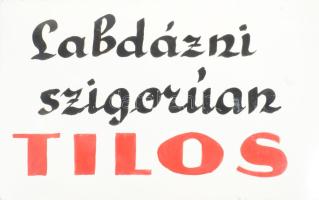 "Labdázni szigorúan tilos!" festett fém tábla, 25x40 cm