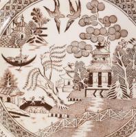 cca 1880 Fajansz chinoiserie falitál, jelzett, kis sérülésekkel, d: 23 cm