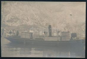 1916 Osztrák-magyar hajó a Kotori-öbölben (Bocche di Cattaro), a hátoldalon feliratozott fotó, 7x11 ...