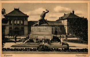 Kaposvár, Pályaudvar, vasútállomás, Hősök szobra, emlékmű (gyűrődés / crease)