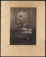 1938 Vitéz Barczaujfalusy Egon tüzérezredes kitüntetéseivel, köztük a Vitézi Renddel, kartonra kasír...