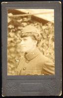 1917 Katonaruhás hölgy portréja, vizitkártya, a hátoldalon feliratozva, 11x7 cm