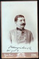 1905 Katonatiszt Jubileumi Udvari Emlékérem kitüntetéssel, kabinetfotó Vajda Dezső újvidéki (Neusatz...