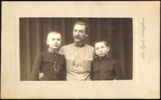 cca 1910-1915 Katona édesapa kadét fiaival, kabinetfotó Pete Gyula székesfehérvári műterméből, 12x20...