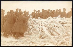 1918 Magyar és orosz katonák barátkozása a fronton egy barikádnál, I. világháborús fotólap, a hátold...