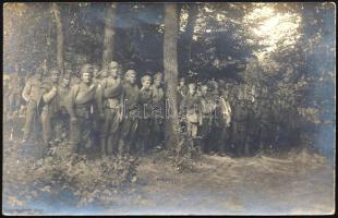 cca 1916-1918 Magyar katonák által elfogott orosz csapat egy erdőben a fronton, I. világháborús fotó...