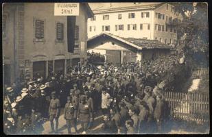 cca 1914-1918 Katonai felvonulás egy város utcáján, magas rangú, kitüntetésekkel dekorált tisztekkel...