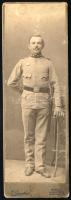 cca 1910-1915 Utász egészalakos portréja, ügyességi jelvénnyel, oldalán utászkarddal, keményhátú fot...