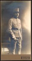 1914 Frissen bevonult katona portréja, kabinetfotó Horn Mór nyitrai műterméből, jó állapotban, 21x11...