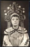 1962 Szeged, Alpár Mária (1936-) operaénekes aláírása a őt ábrázoló fotó hátoldalán